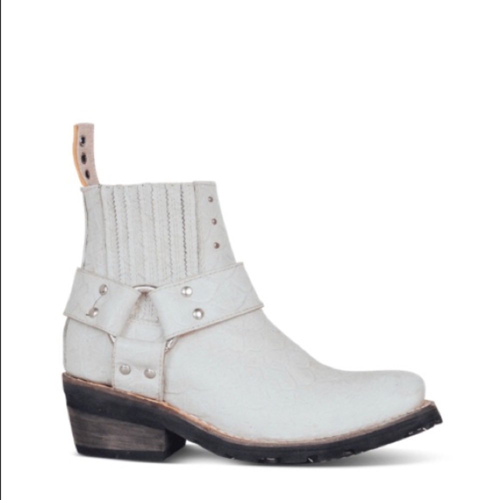 FLASH SALE Freebird boots